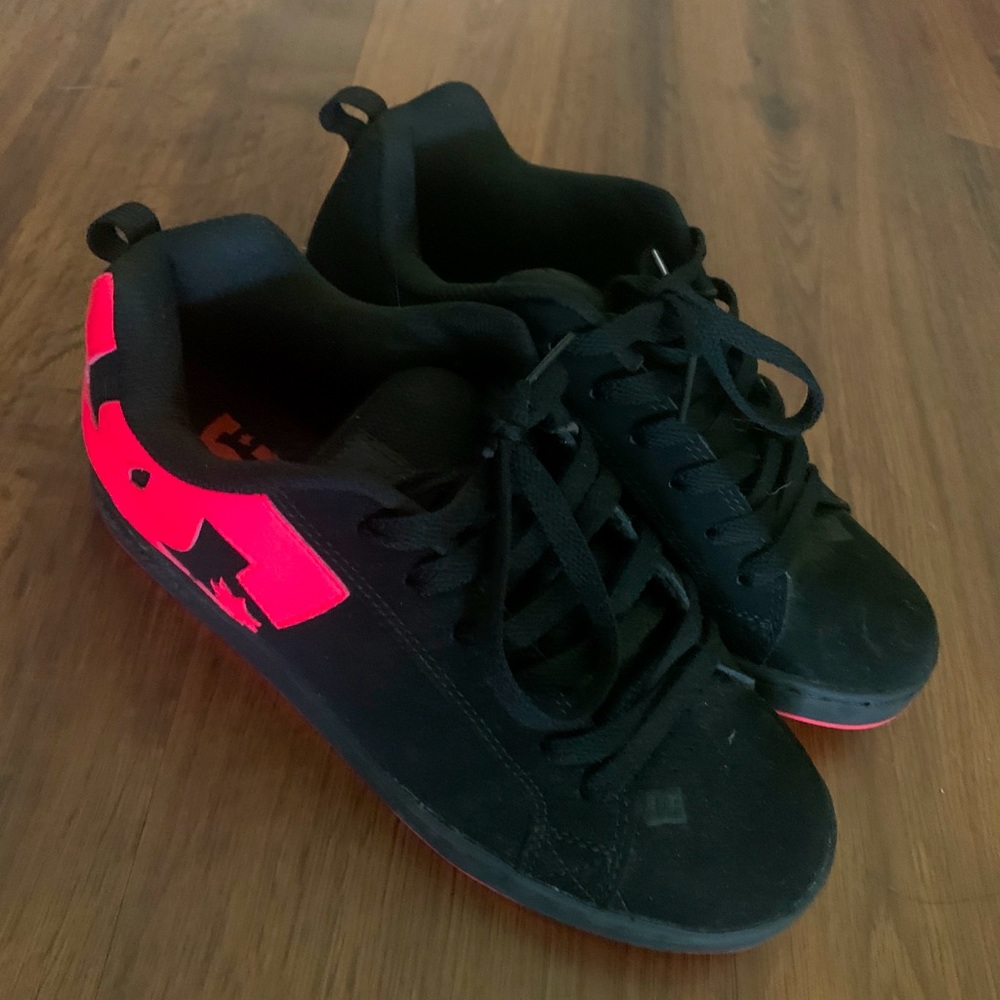 Woman DC sk8t shoes